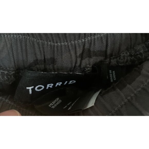 •SOLD•TORRID Gray + Black Camouflage Lightweight Wide Leg Women's Cargo Pants 1R - Picture 3 of 7